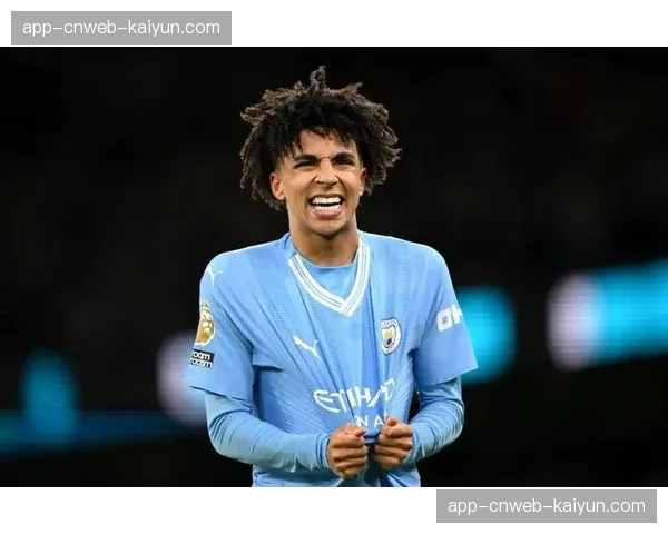 特写:水晶宫边锋奥利斯在膝盖重伤后首次重返训练场 特写:水晶宫边锋奥利斯在膝盖重伤后首次重返训练场